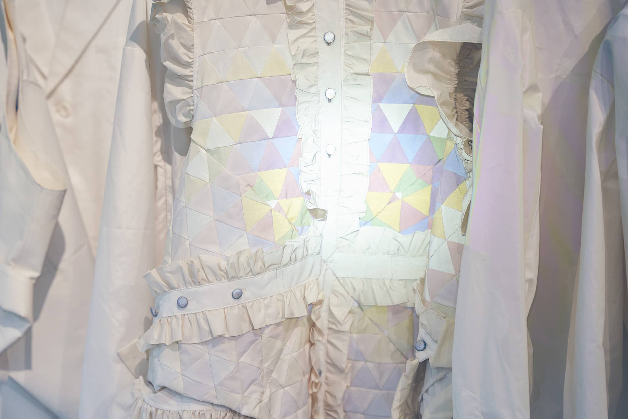 「光合成（PHOTOSYNTHESIS）」コレクションの「リフレクトグローブガーメント」は、光を当てた方向からだけ色が見える洋服