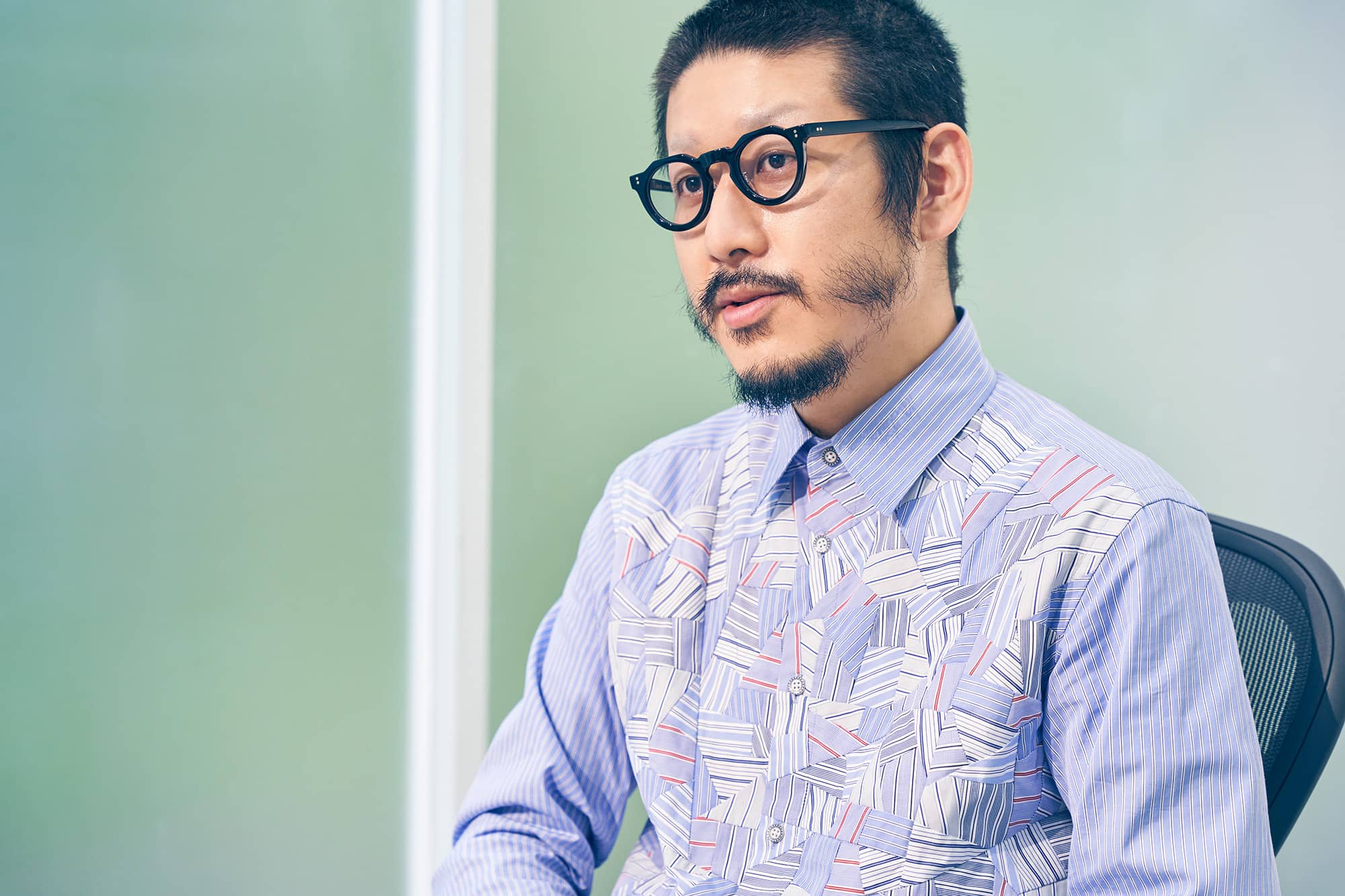 森永 邦彦（もりなが・くにひこ）／1980年東京・国立市生まれ。早稲田大学社会科学部在学中にバンタンデザイン研究所で服作りを始め、2003年に「ANREALAGE（アンリアレイジ）」を設立。ブランド名の由来は、「A REAL（日常）」「UN REAL（非日常）」「AGE（時代）」。「神は細部に宿る」という信念のもと、色鮮やかなパッチワークや人間の身体にとらわれない独創的なフォームに加え、テクノロジーや新技術を積極的にデザインに取り入れている。05年から東京ファッション・ウイークに参加。15年秋冬シーズンからパリにコレクション発表の場を移した。また、15年には「ANDAMファッション・アワード」のファイナリストに選出。19年「LVMHプライズ」のファイナリストに選ばれた。同年、第37回毎日ファッション大賞受賞。20年 伊・FENDIとの協業をミラノコレクションで発表した。21年ドバイ万博日本館の公式ユニフォームを担当