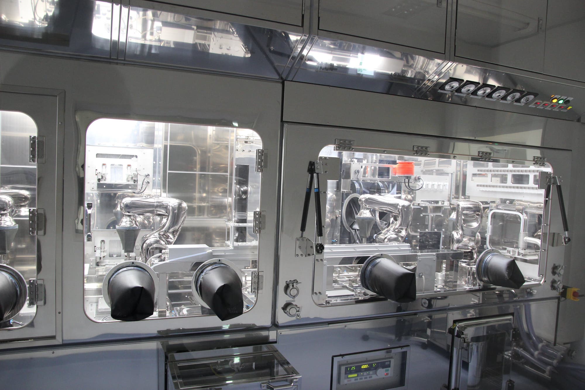 ロート製薬の自動培養装置（画像提供：ロート製薬株式会社）