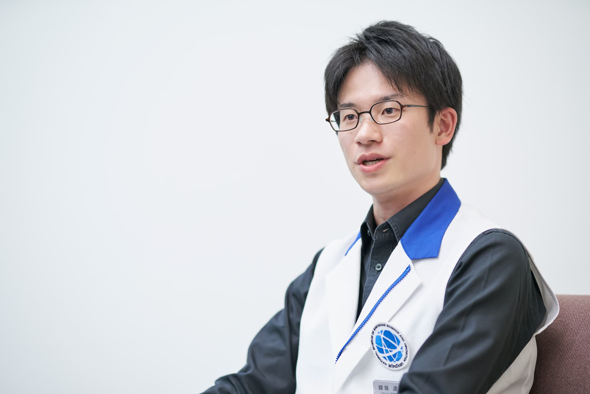 綾塚 達郎（あやつか・たつろう）／日本科学未来館 プログラム企画開発課 プログラム推進・普及展開担当 科学コミュニケーター。大学では牛と稲を育てる研究に携わる（修士卒）。民間の教育会社で働いたのち日本科学未来館へ。イベントファシリテーション、執筆、来館者との展示前対話といった科学コミュニケーション活動を行う。2020年4月より、ニコニコ生放送「わかんないよね新型コロナ」シリーズ担当。その他、CSF（豚コレラ）に関する執筆など、農業をテーマにした活動も行っている