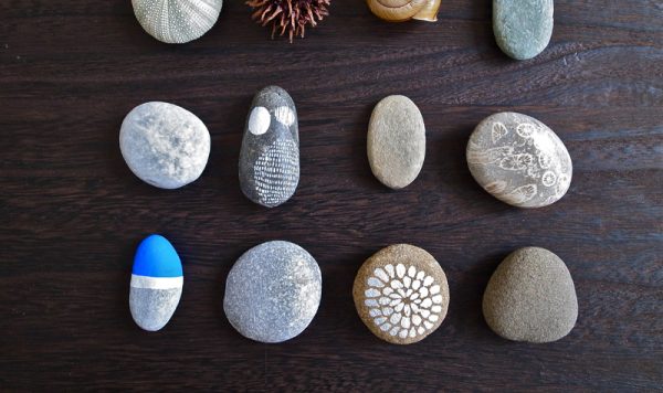 秋のそぞろ歩き、小石をひろう