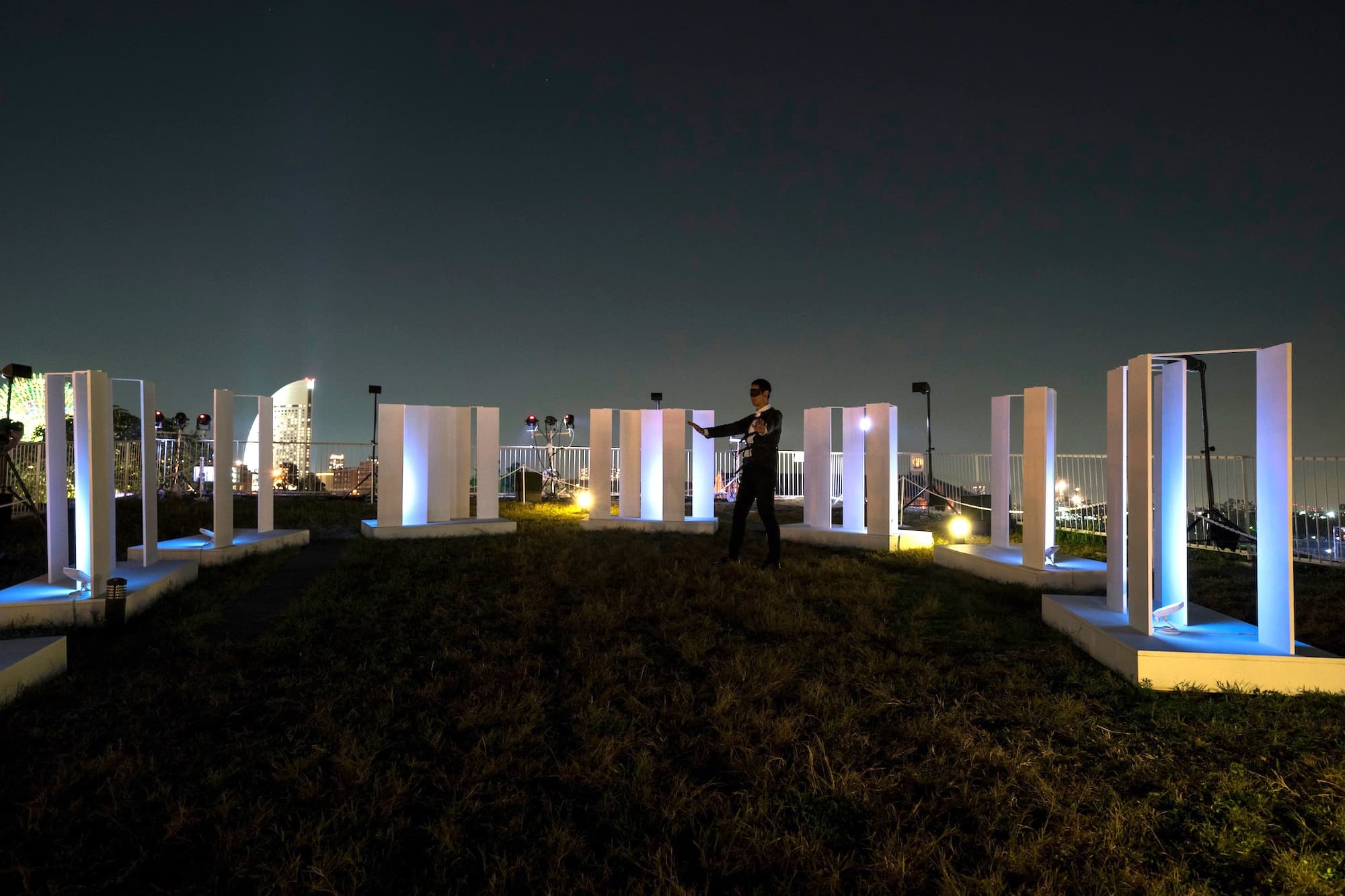 ダイアログ・イン・ザ・ダークの檜山 晃、ライゾマティクスリサーチ、アンリアレイジが「ヨコハマ・パラトリエンナーレ」で発表した「echo」プロジェクトでは、感覚に関する対話を通して、空間と呼応する服を制作（2017年10月） ©︎ Ken Kato