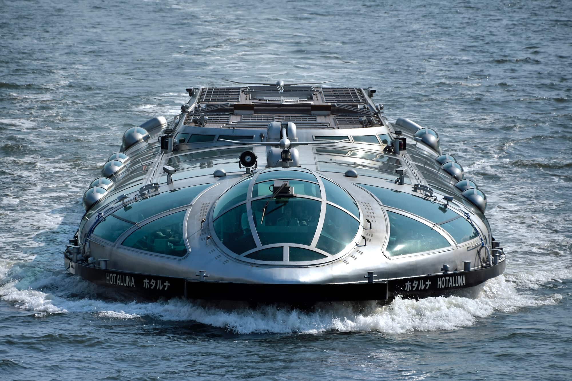 東京都観光汽船の水上バス「ヒミコ」「ホタルナ」「エメラルダス」の3隻は、松本先生がティアドロップ（涙滴）をイメージした流線型の船体をデザイン、弟の將さんも協力している。写真は隅田川を遡上するホタルナ ©︎ KUWAYAMA AKIRA/a.collectionRF/amanaimages