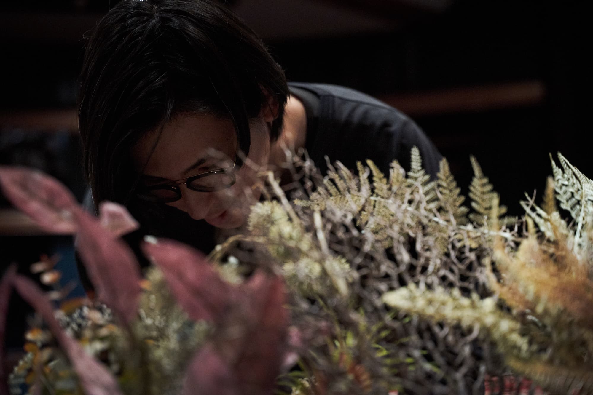 座談会の装飾を手がけた前田裕也さん（edalab.）。周辺領域から植物を捉える試みとして数々のアートワーク制作を行っている