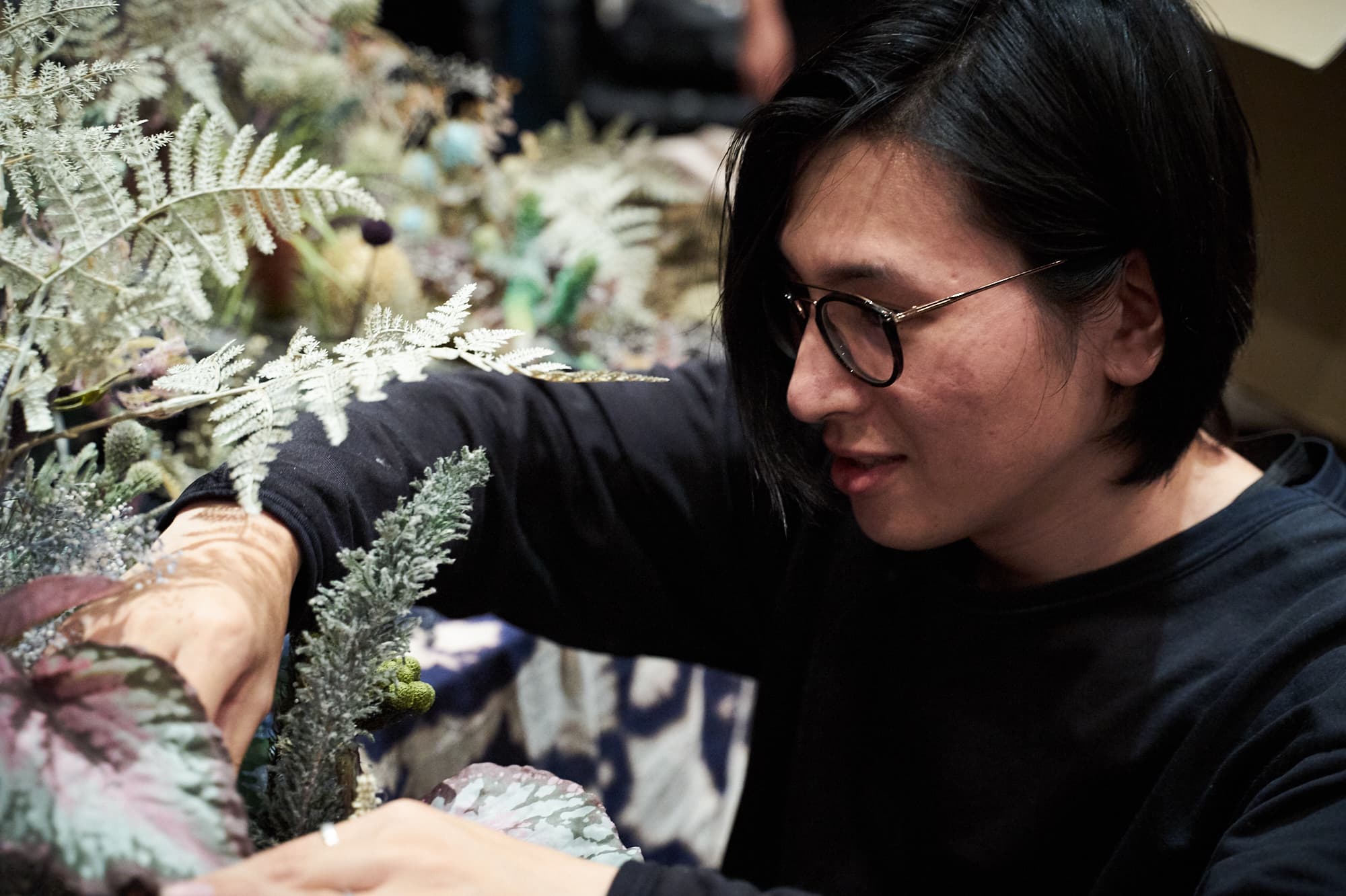 座談会の装飾を手がけた前田裕也氏。2016年、植物のプロジェクトとして京都に「edalab.」を開設。店舗や施設、ブライダルやイベントの装飾を中心に活動するかたわら、周辺領域から植物を捉える試みとして数々のアートワーク制作も行っている https://www.instagram.com/edalab/