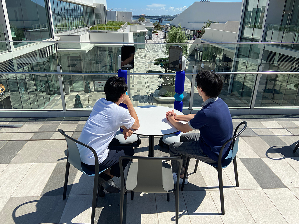 2020年9月18日オープンした「HANEDA INNOVATION CITY（HICtiy：羽田イノベーションシティ）」では、5日間にわたってnewmeを設置。イノベーションコリドー内で実施されるイベントを、アバターで遠隔操作しながら見学できた （写真提供：アバターイン）