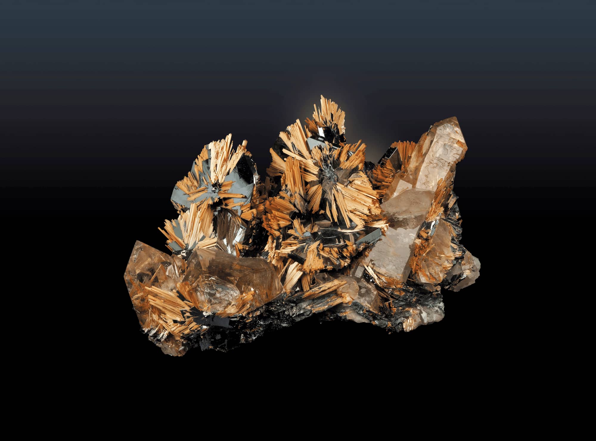 金紅石と赤鉄鋼が付着した石英（クオーツ） Rutile and hematite on quartz © MNHN / B. Fayes