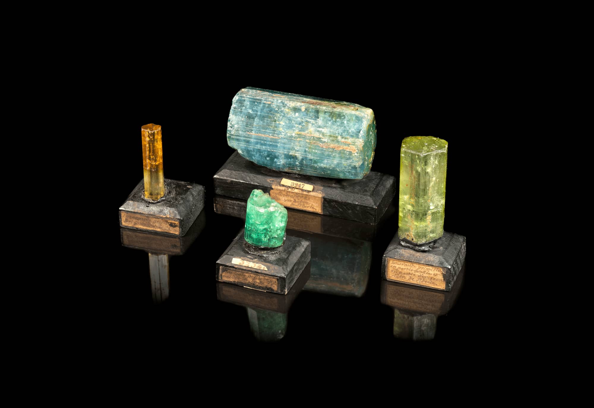 ルネ＝ジュスト・アユイが所有していたシベリア産のさまざまな緑柱石（ヘリオドール、アクアマリン、エメラルド） Beryls owned by René-Just Haüy: heliodor, aquamarine and emerald – Siberia © MNHN / F. Farges