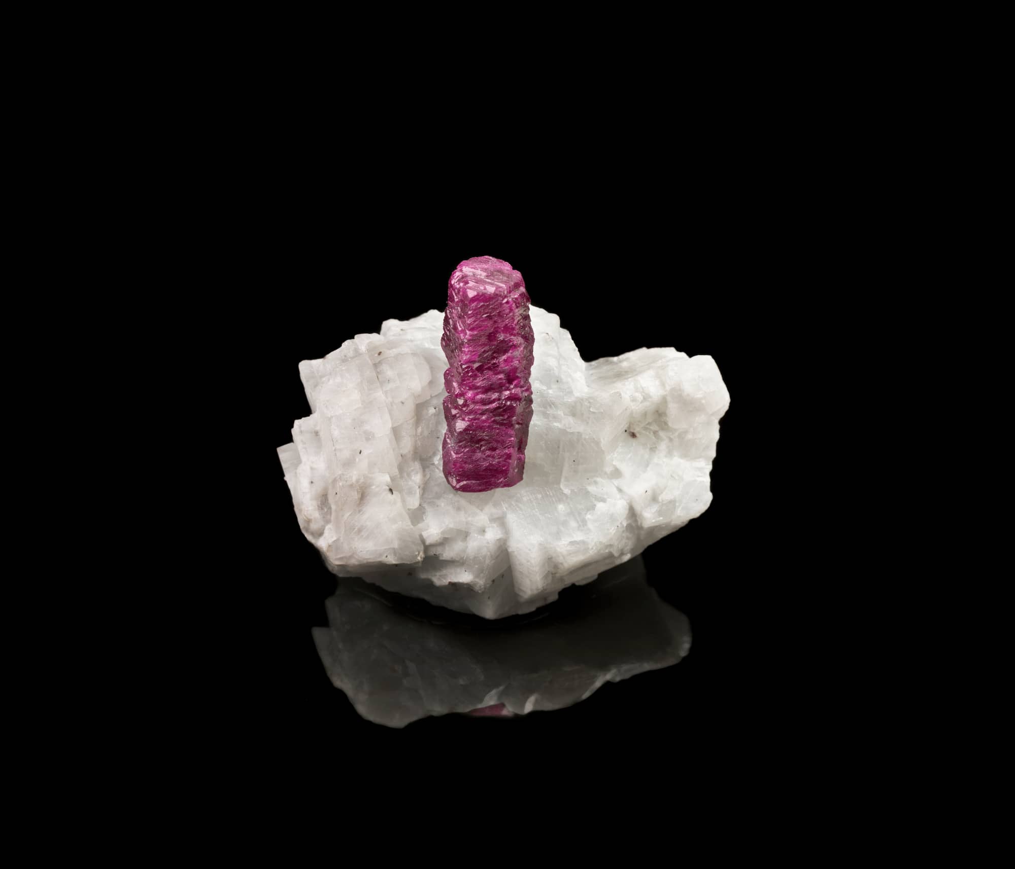 大理石上のルビーは、およそ3,000万年前に形成されたと推定される。ルビーの産出で知られるミャンマーの山々に囲まれたモゴックは、5,000万年前から現代まで続いているインド亜大陸とユーラシア亜大陸の衝突地にある渓谷 Ruby on marble – circa 30 million years – Mogok, Myanmar  © MNHN / F.Farges