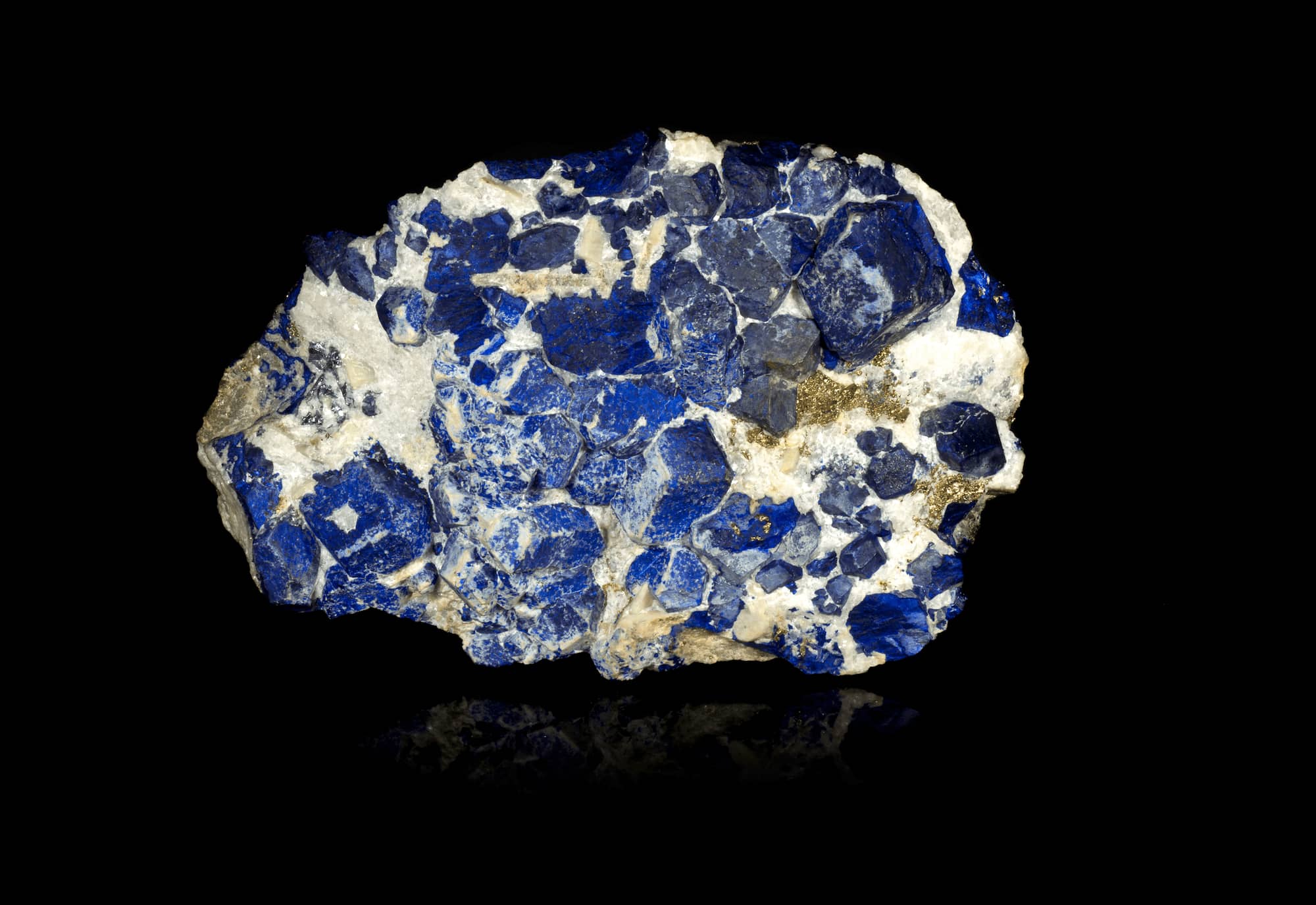アフガニスタンのバダフシャーンで形成された藍方石（ラピスラズリ）の結晶 Hauynite (lapis lazuli) crystals – Badakhshan, Afghanistan © MNHN / F. Farges