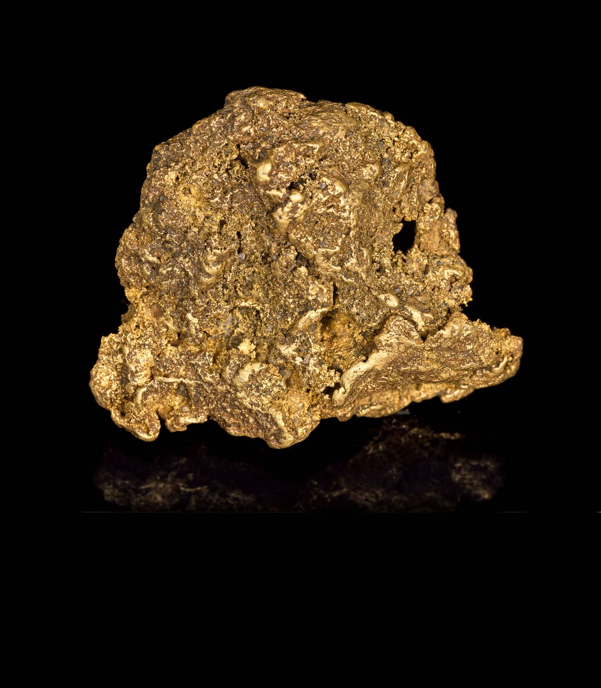 マダガスカルで発見された937,2 g、純度96.12 %の金塊 Native gold nugget (937.2 g or 2.06 lb.) – Mananjary, Madagascar © MNHN / F. Farges