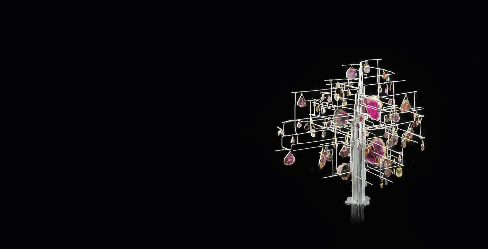 トルマリンの樹（1977年） 作者のジャン・ヴァンドームこと、オアン・チュダリアン（1930-2017）は貴石を心から愛し、アール・ヌーヴォーを代表する作家のルネ・ラリックを尊敬していた。ラズベリーとグリーンのトルマリンが織りなす微妙なニュアンスや透明感を、840カラットある他の92点の貴石が際立たせることで、自然に対するヴァンドームの芸術的なビジョンを示す MNHN arbres toumalines vendome ¸F.Farges MNHN © MNHN/ F.Farges