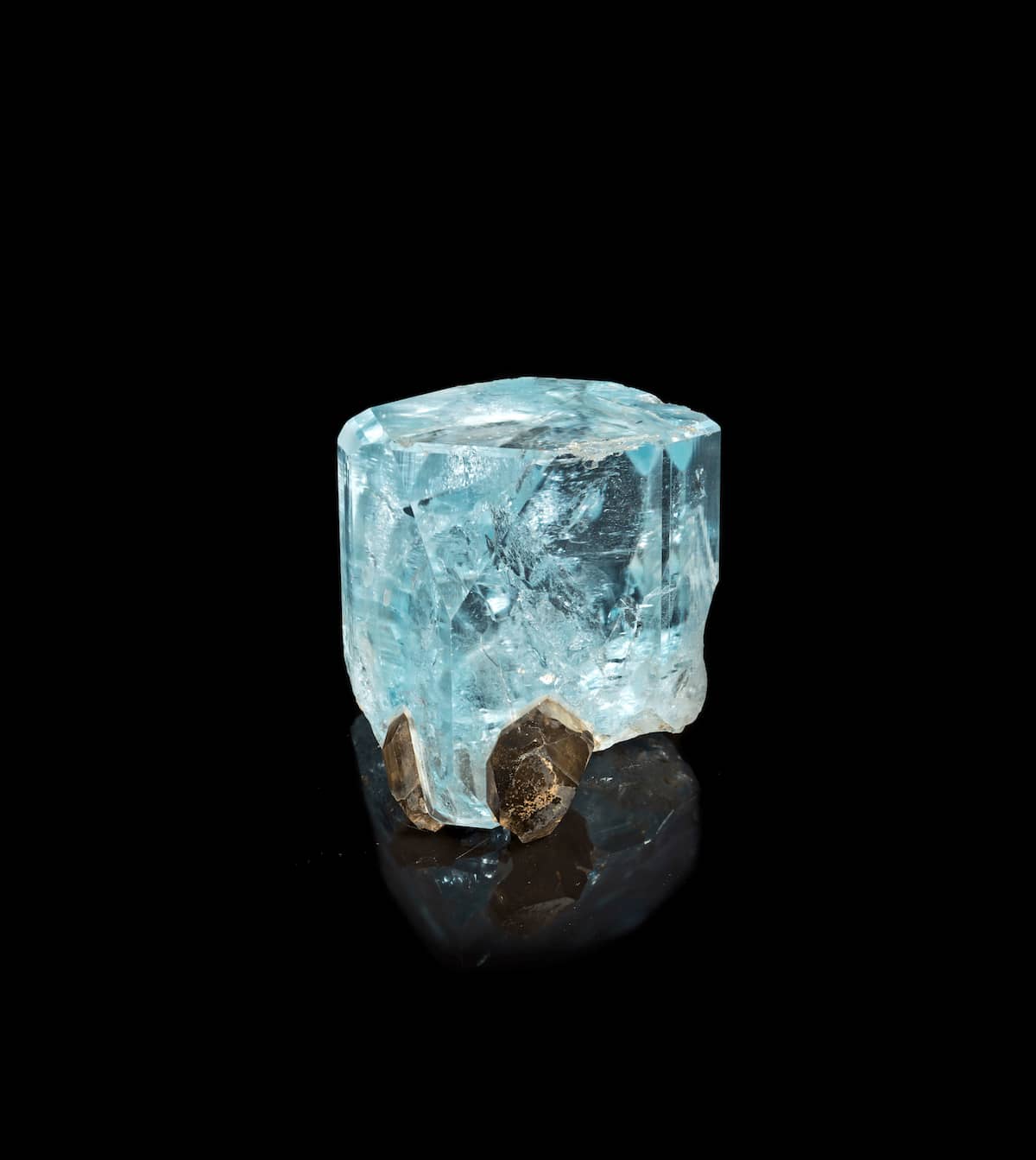 2億5,000万年前ごろ、ロシアのウラル山脈で形成されたブルートパーズ。地球の深部でトパーズ、トルマリン、アクアマリン、サファイアなどの形成が始まったのは、6億年前ごろからと推定されている Blue topaz, app. 250 million years old – Ural, Russia © MNHN / F.Farges