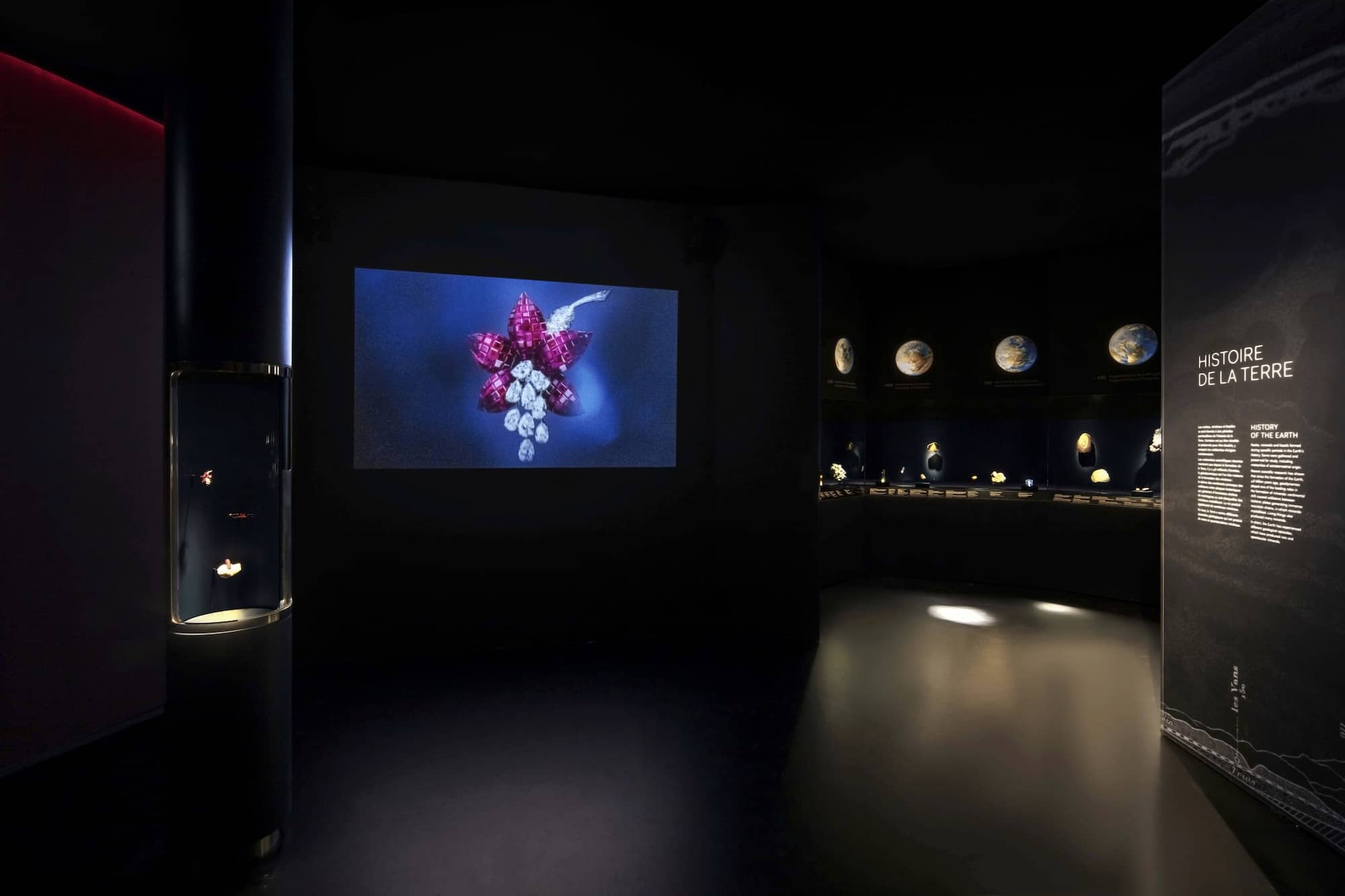 第1部から第3部まで、順路に沿って進みストーリーを追う会場構成 © Van Cleef &amp; Arpels SA 2020 – Photo: Eric Laignel