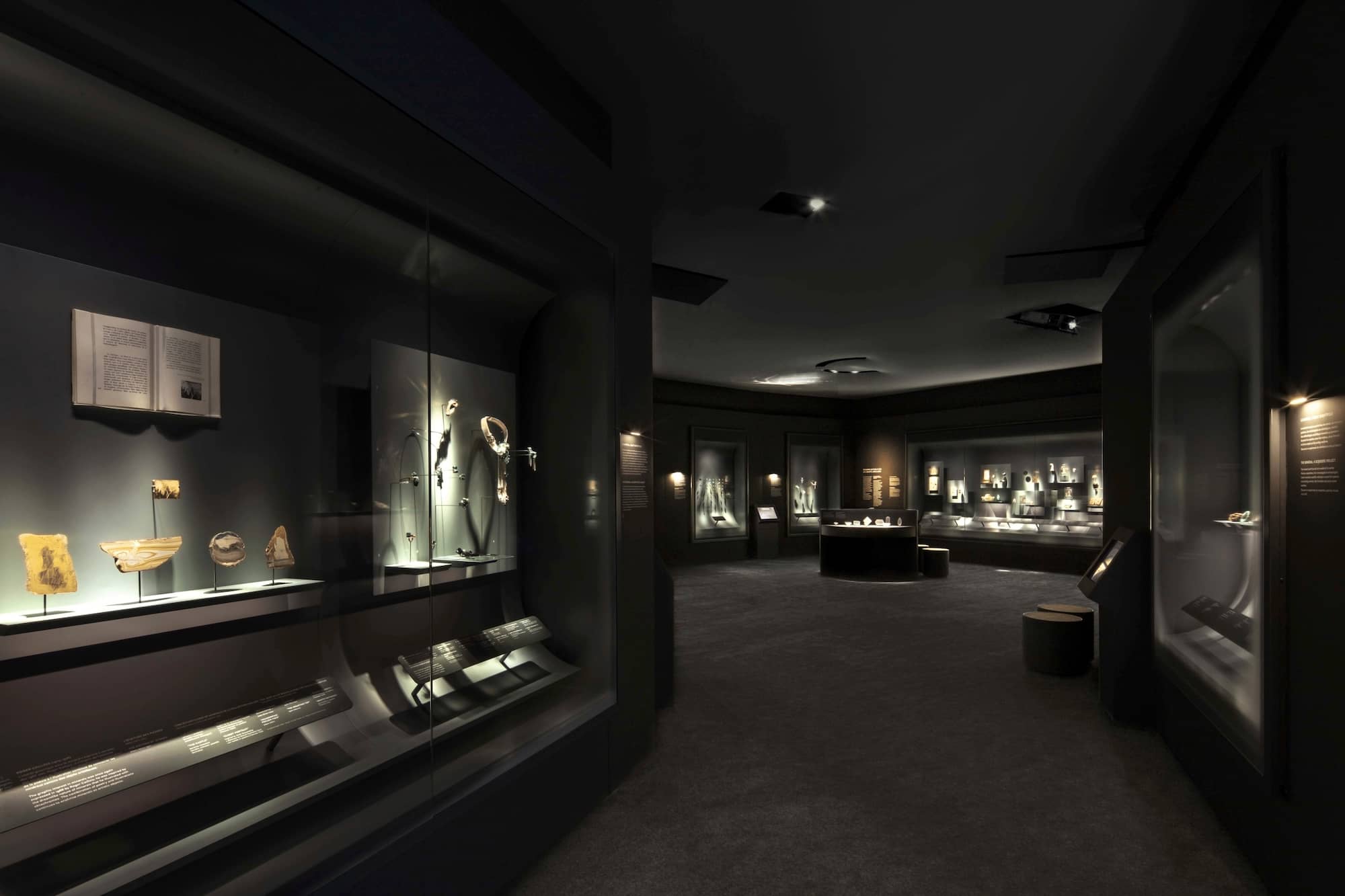 2020年 ピエール プレシューズ＜貴石＞展、ジュアン・マンクによる展示デザイン、フランス国立自然史博物館 2020  Pierres Precieuses exhibition design by Jouin Manku Le Muséum national d’histoire naturelle Paris © Van Cleef &amp; Arpels SA 2020 – Photo: Eric Laignel