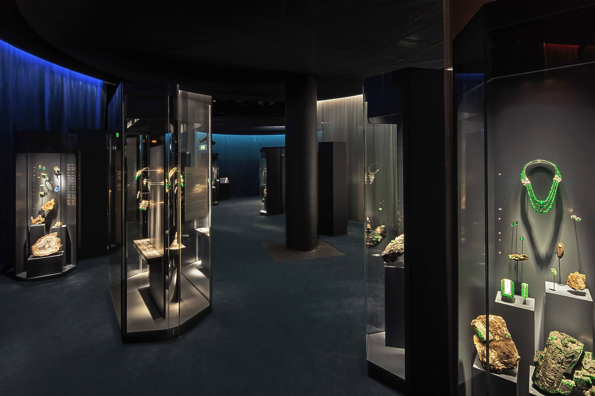第2部の展示空間では、鉱石や生体鉱物、半貴石や貴石とともに、それらを素材にしたジュエリーを並列に展示している © Van Cleef &amp; Arpels SA 2020 – Photo: Eric Laignel