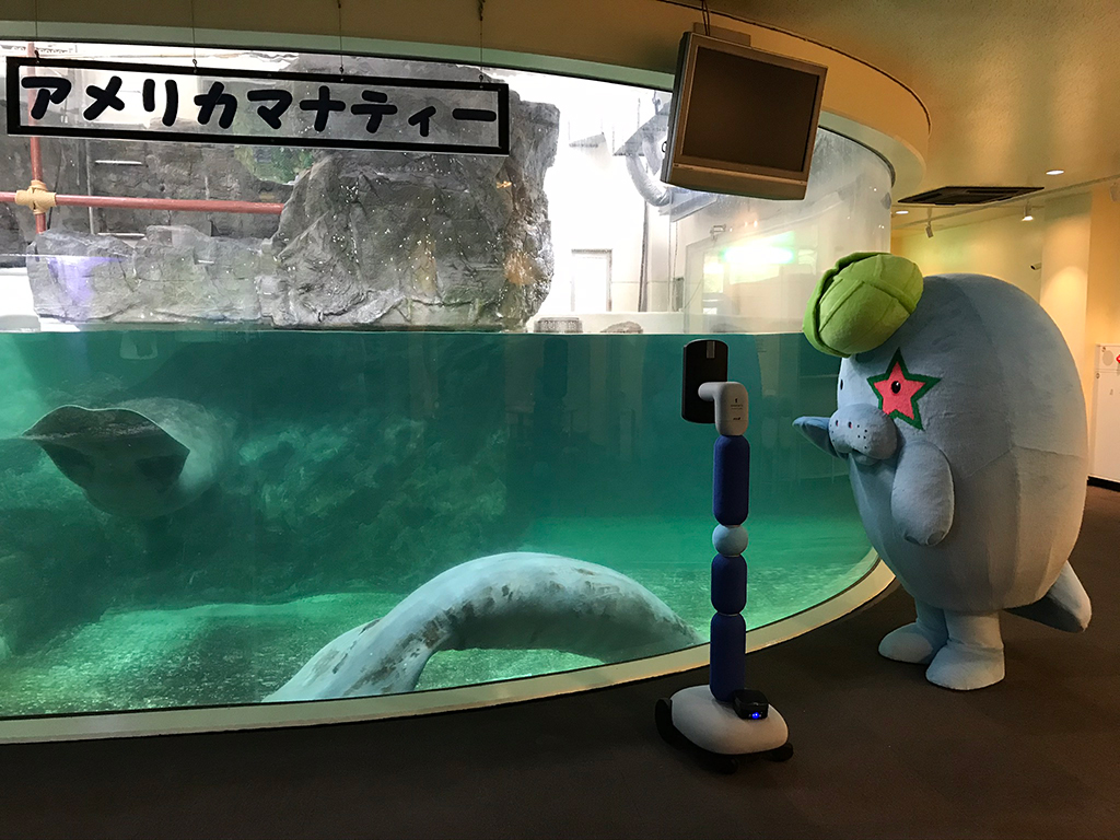 新屋島水族館に設置したnewmeを自宅のパソコンから遠隔で操作し、公式キャラクター「マナやん」オススメの水族館巡回ツアーと、水族館解説員による水族館ツアーの2つを楽しめる趣向 （写真提供：アバターイン）