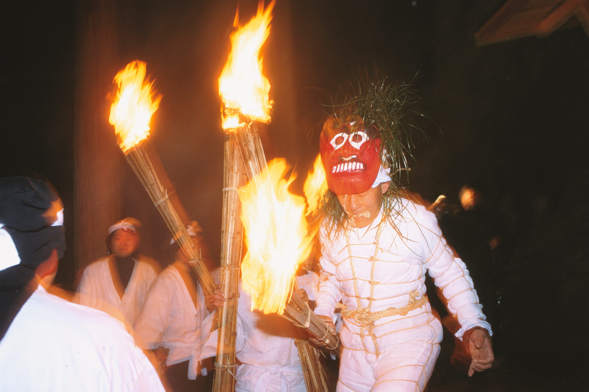 大分県国東半島に伝わる修正鬼会。五穀豊穣・無病息災を祈願する伝統行事で、鬼は仏の化身とされる ©REI TSUGAMINE/SEBUN PHOTO /amanaimages