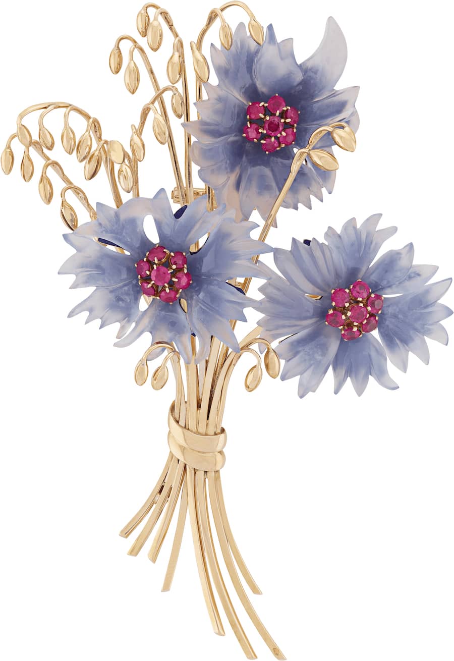 コーンフラワー ブーケ クリップ（1938年） イエローゴールド、ルビー、カルセドニー ヴァン クリーフ＆アーペル コレクション Cornflower bouquet clip, 1938 Yellow gold, rubies, chalcedony © Van Cleef &amp; Arpels SA