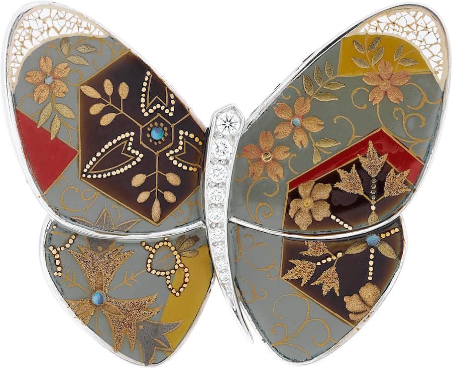 カラクサ パピヨン クリップ（2012年） ホワイトゴールド、ラッカー、ダイヤモンド ヴァン クリーフ＆アーペル コレクション Karakusa Butterfly clip, 2012 White gold, lacquer, diamonds © Van Cleef &amp; Arpels SA