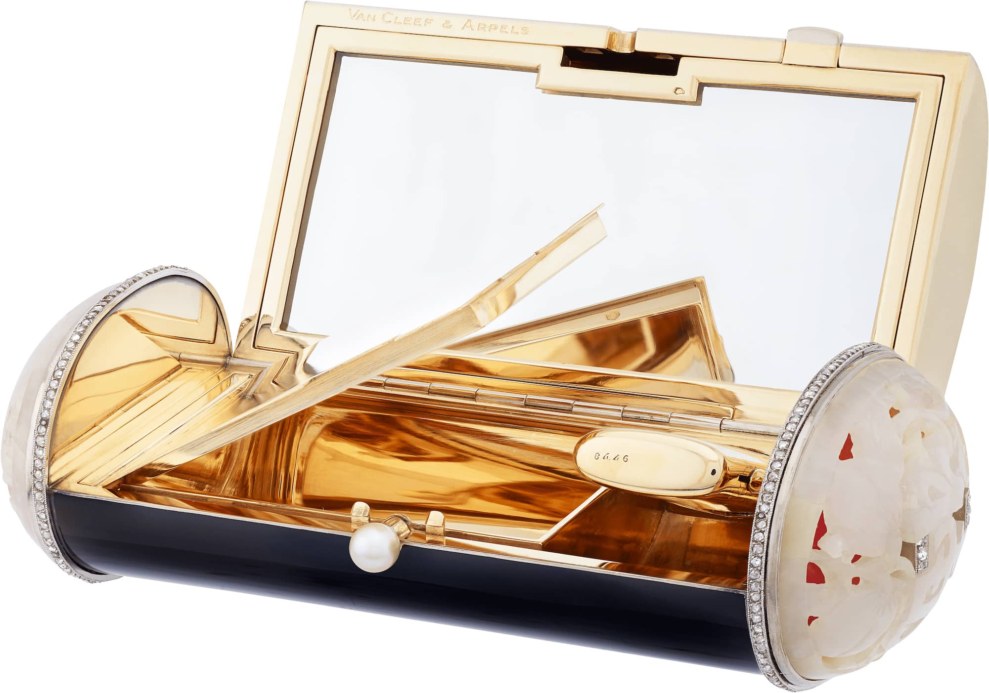 ビューティコンパクト（1925年頃） プラチナ、イエローゴールド、ホワイトゴールド、ローズゴールド、エナメル、パール、 エングレービングを施したジェイド、ダイヤモンド ヴァン クリーフ＆アーペル コレクション Compact, circa 1925 Platinum, yellow gold, white gold, pink gold, enamel, pearl, craved jade, diamonds Van Cleef &amp; Arpels Collection ©︎ Van Cleef &amp; Arpels SA