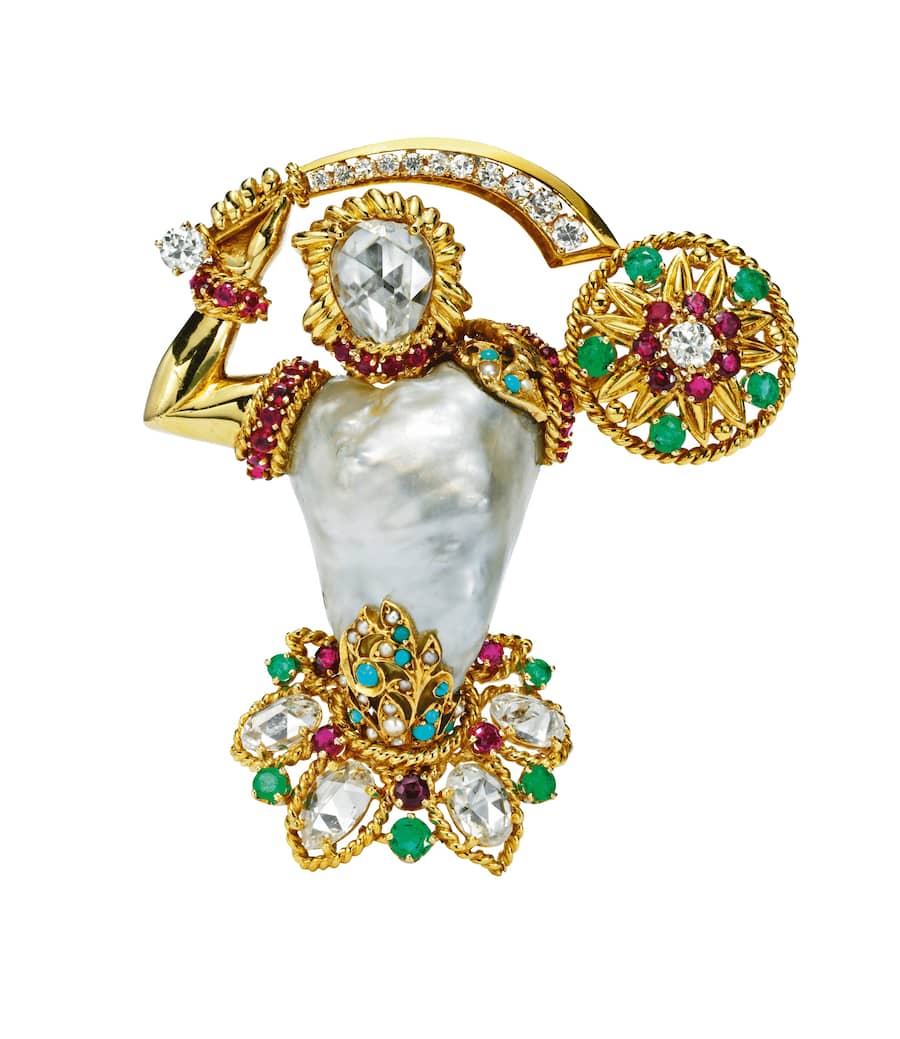 グラディエーター ブローチ（1956年） イエローゴールド、エメラルド、ルビー、 パール、バロックパール、ダイヤモンド ヴァン クリーフ＆アーペル コレクション Gladiator brooch, 1956 Yellow gold, emeralds, rubies, pearls, baroque pearl, diamonds Anthony Falcone © Van Cleef &amp; Arpels SA