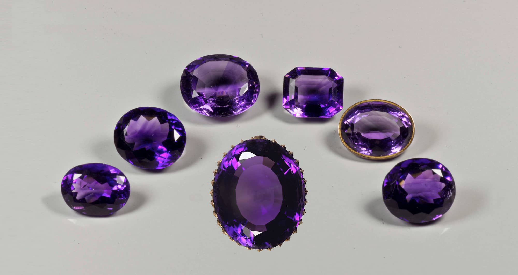 ナポレオン1世の皇后マリア・ルイーザ（1791-1847）のジュエリーにセットされていたアメジスト（77.1カラット） Amethysts from the French Crown Jewels (77.1 ct), used to be set for Empress Marie-Louise of Austria (1791-1847) © MNHN / F. Farges