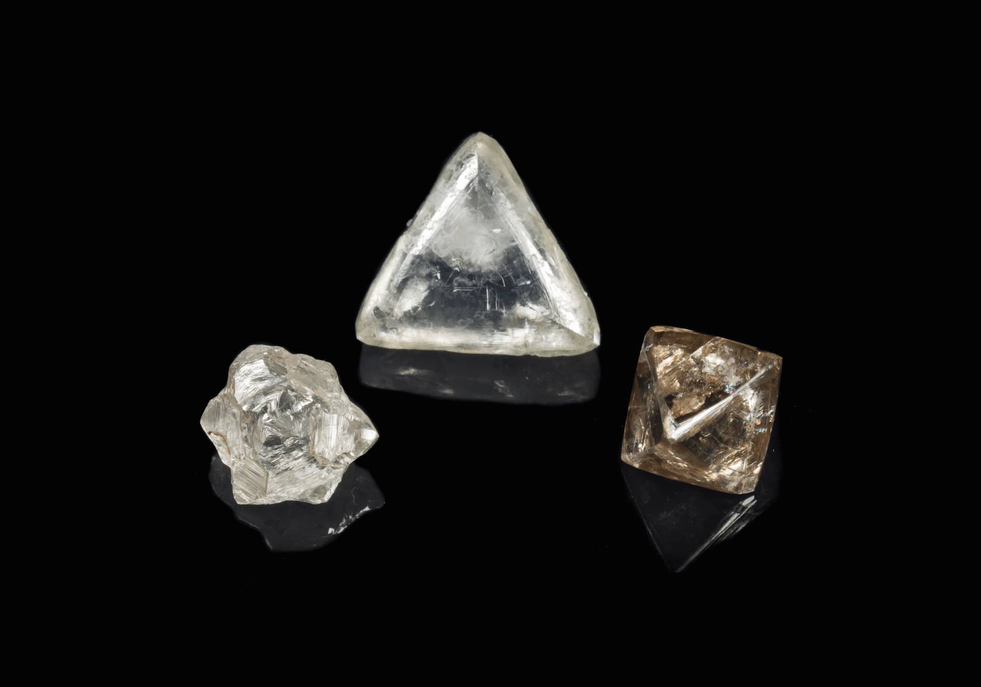 3つのダイヤモンド結晶 南アフリカ、北ケープ州オレンジリバー鉱山 Three diamond crystals, Orange River mines – Northern Cape, South Africa ©︎ MNHN / F. Farges