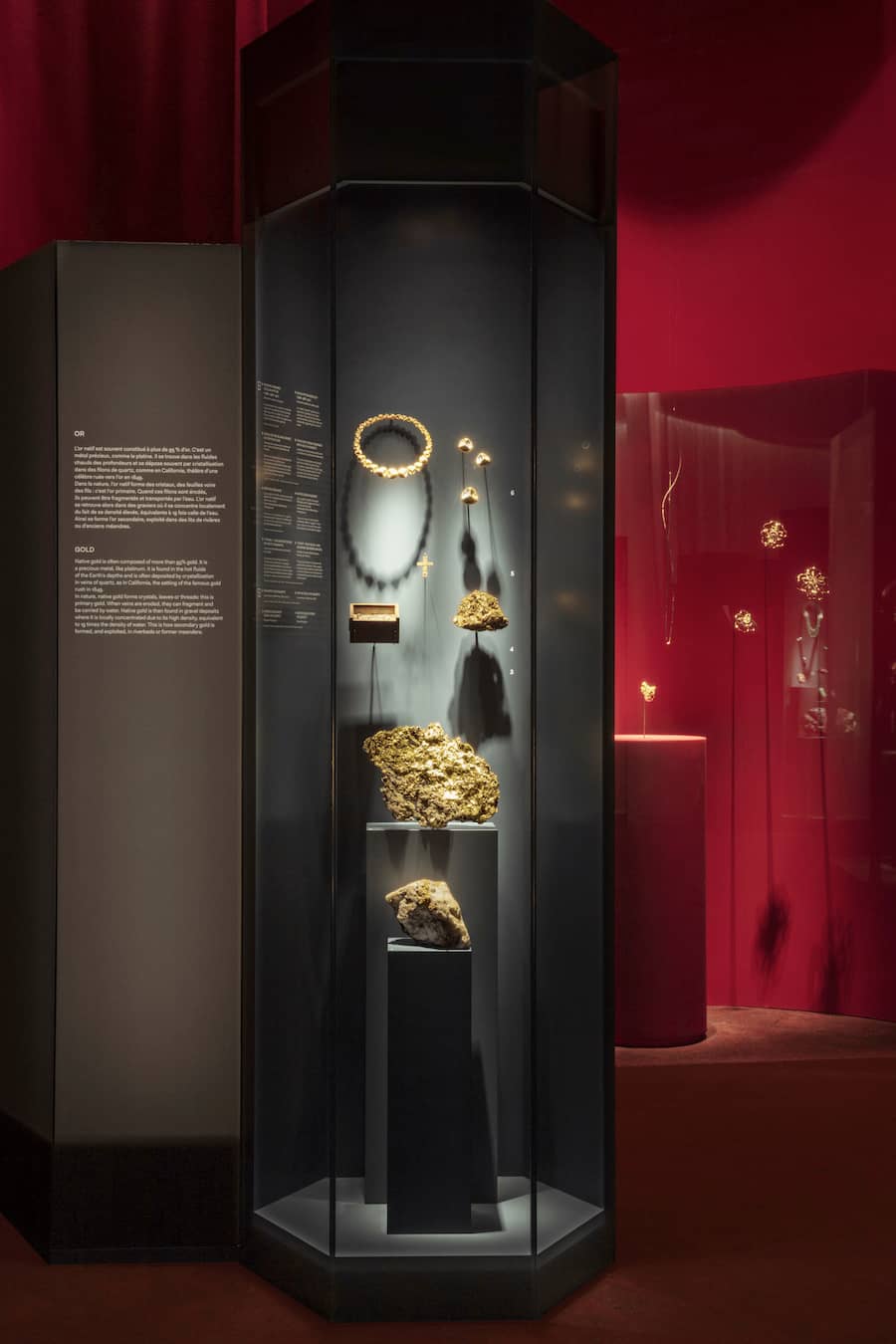 ジュアン・マンクによる2020年 ヴァン クリーフ＆アーペル「ピエール プレシューズ＜貴石＞展」空間デザイン、フランス国立自然史博物館 2020 Van Cleef &amp; Arpels Pierre Pécieuses exhibition design by Jouin Manku Le Muséum national d’histoire naturelle Paris © Van Cleef &amp; Arpels SA 2020 – Photographer Photo Eric Laignel