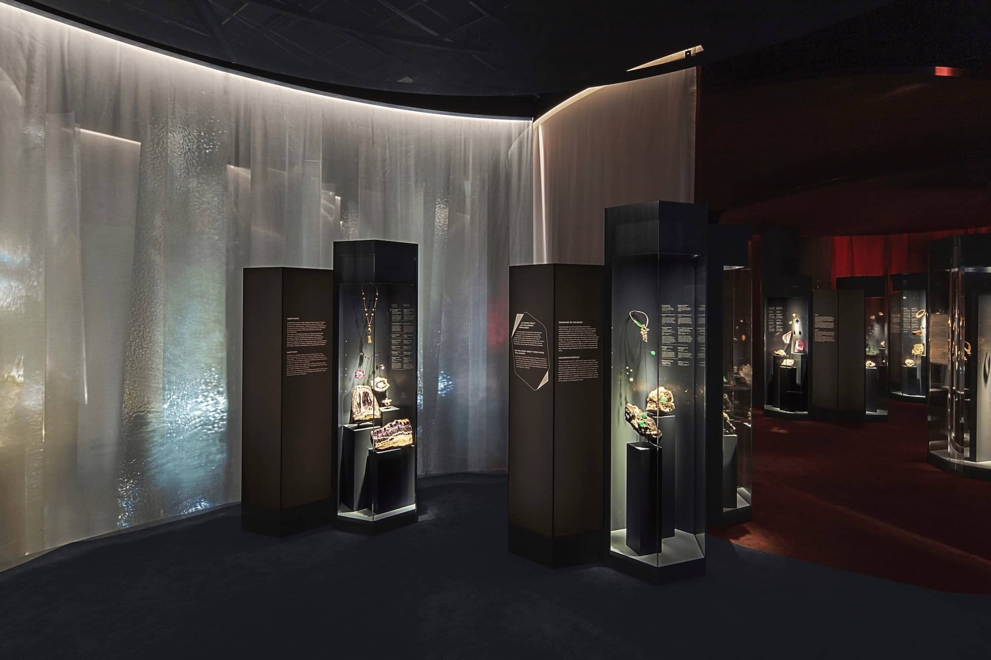 ジュアン・マンクによる2020年 ヴァン クリーフ＆アーペル「ピエール プレシューズ＜貴石＞展」空間デザイン、フランス国立自然史博物館 2020 Van Cleef &amp; Arpels Pierre Pécieuses exhibition design by Jouin Manku Le Muséum national d’histoire naturelle Paris © Van Cleef &amp; Arpels SA 2020 – Photographer Photo Eric Laignel