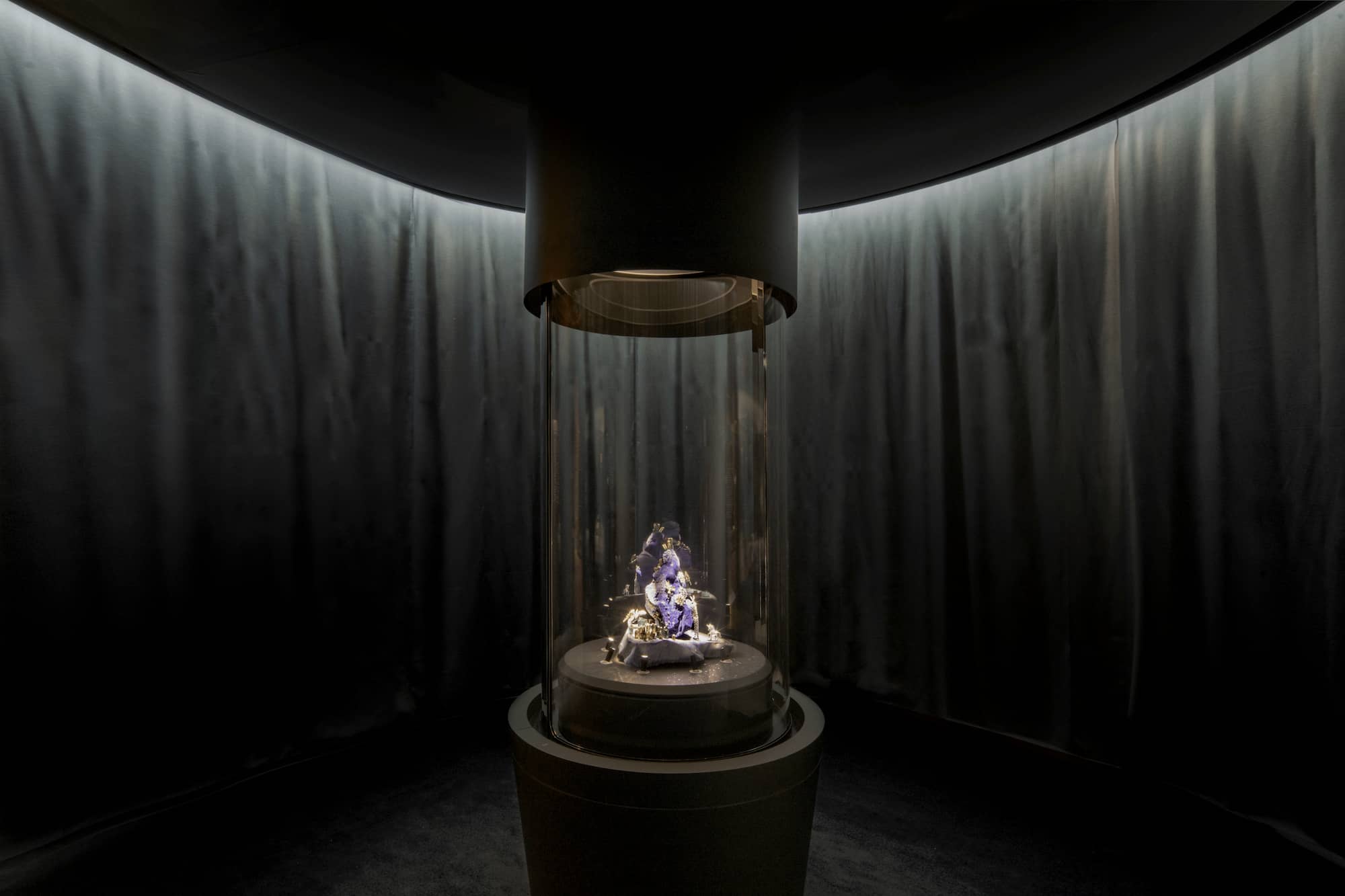 ジュアン・マンクによる2020年 ヴァン クリーフ＆アーペル「ピエール プレシューズ＜貴石＞展」空間デザイン、フランス国立自然史博物館 2020 Van Cleef &amp; Arpels Pierre Pécieuses exhibition design by Jouin Manku Le Muséum national d’histoire naturelle Paris © Van Cleef &amp; Arpels SA 2020 – Photographer Photo Eric Laignel