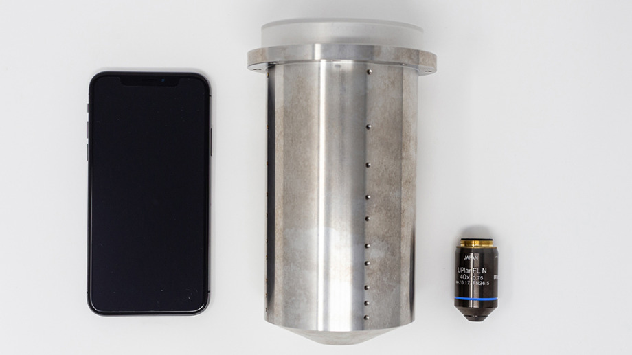 左からiPhone10、巨大対物レンズ、直径2.4センチの一般的な対物レンズ（40倍率）